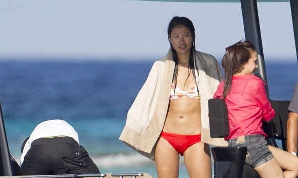 Cựu Hoa hậu Hoàn vũ Trung Quốc diện bikini tình tứ với bồ tỷ phú  5