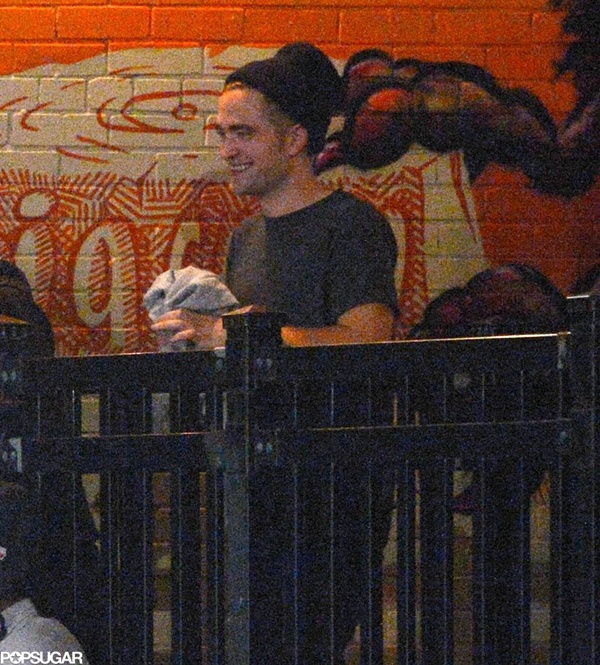 Robert Pattinson h&ocirc;n g&aacute;i lạ ở Canada 4