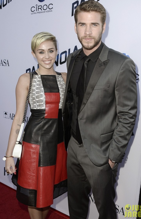 Miley Cyrus và Liam tay trong tay trên thảm đỏ 2