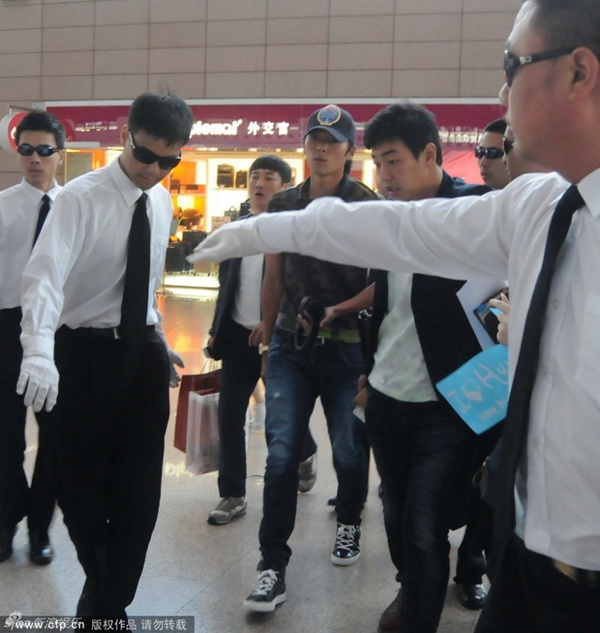 Hyun Bin bí mật rời Thượng Hải, gây náo loạn sân bay 4