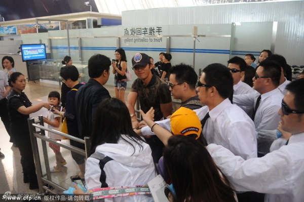 Hyun Bin bí mật rời Thượng Hải, gây náo loạn sân bay 5