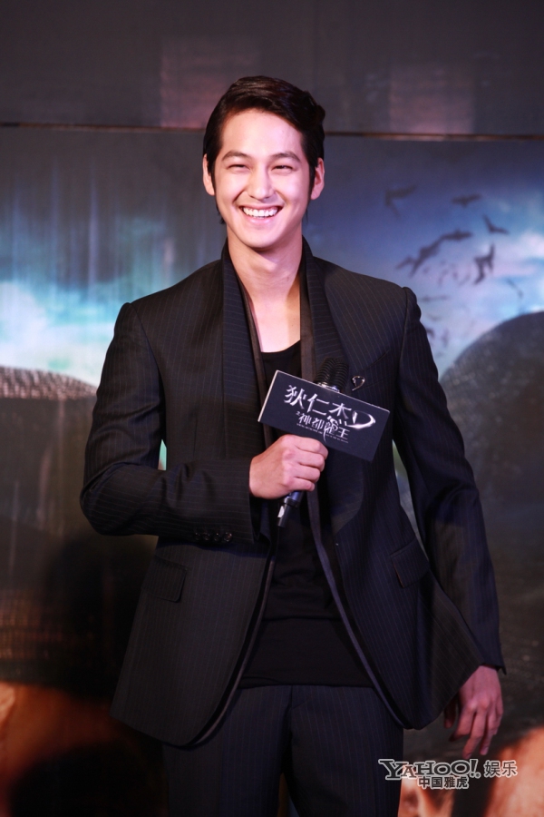 Kim Bum đẹp trai như hoàng tử bên Angela Baby 5