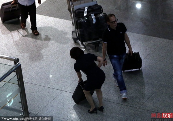 Lưu Hiểu Khánh lẻ loi tại sân bay sau khi kết hôn 7