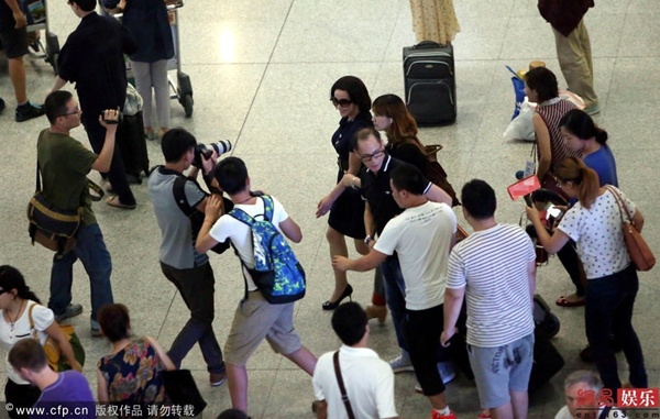 Lưu Hiểu Khánh lẻ loi tại sân bay sau khi kết hôn 11