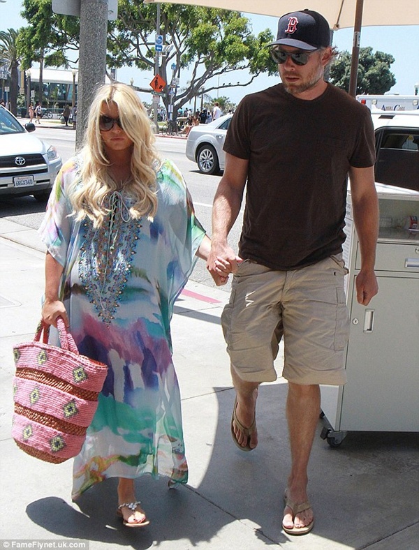 Jessica Simpson lần đầu khoe quý tử mới sinh 2