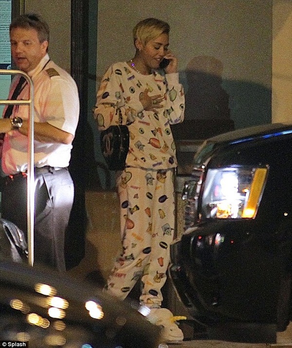 Miley Cyrus mặc đồ ngủ lên máy bay 1
