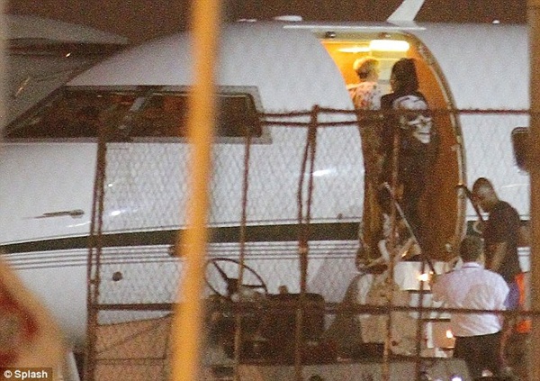 Miley Cyrus mặc đồ ngủ lên máy bay 3