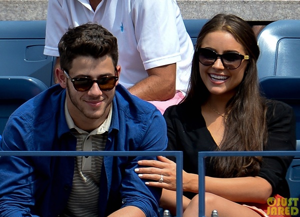 Nick Jonas công khai khóa môi Hoa hậu Hoàn vũ  4