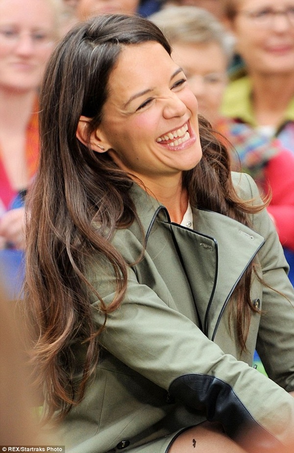 Katie Holmes lại lộ thêm nhiều tóc bạc dưới phố 5