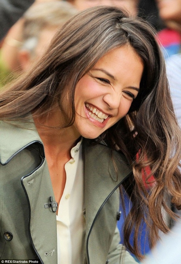 Katie Holmes lại lộ thêm nhiều tóc bạc dưới phố 6