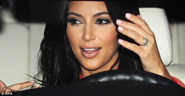 Nhẫn đính hôn của Kim Kardashian bán với giá 16,5 tỷ đồng 1