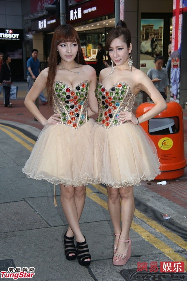 Hai người mẫu nữ C-biz thản nhiên cởi đồ lót giữa phố 1