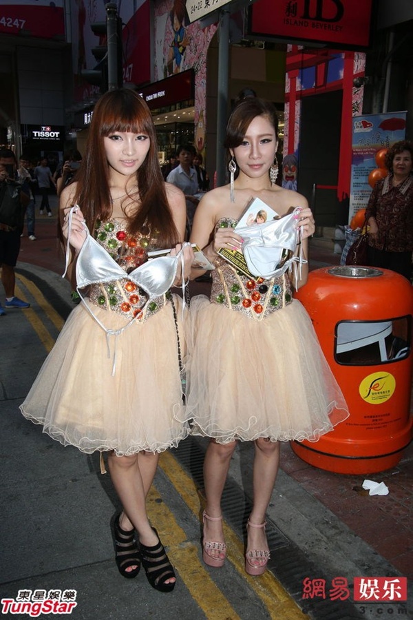 Hai người mẫu nữ C-biz thản nhiên cởi đồ lót giữa phố 4