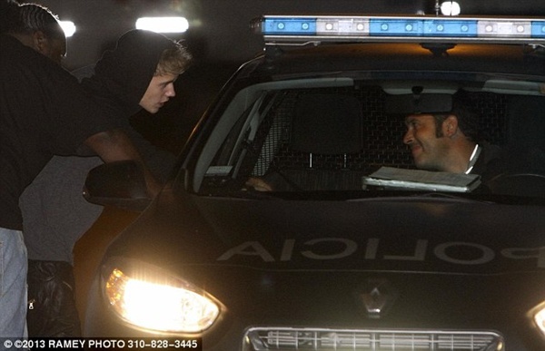 Justin Bieber thản nhiên trò chuyện cùng cảnh sát sau scandal