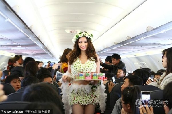 Trúc Diễm và màn bikini show trên máy bay ngập tràn báo Trung 2
