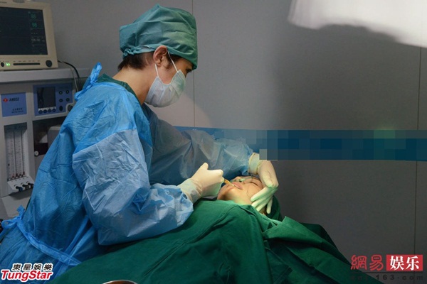 Sao C-biz mời ph&oacute;ng vi&ecirc;n kiểm tra ngực sau phẫu thuật 7