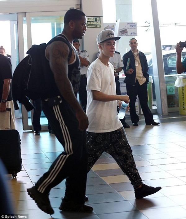 Justin Bieber hạnh phúc bên tình mới, Selena khoe đường cong trên phố 2