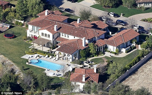 Justin Bieber hạnh phúc bên tình mới, Selena khoe đường cong trên phố 8