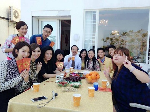 Sao Việt c&ugrave;ng sao Hoa ngữ sung sướng khoe phong bao l&igrave; x&igrave; 44