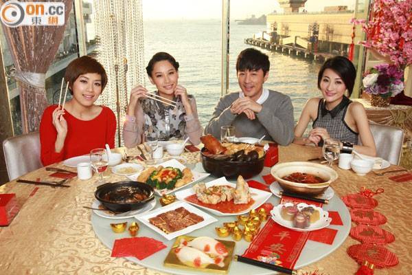 Sao Việt c&ugrave;ng sao Hoa ngữ sung sướng khoe phong bao l&igrave; x&igrave; 43