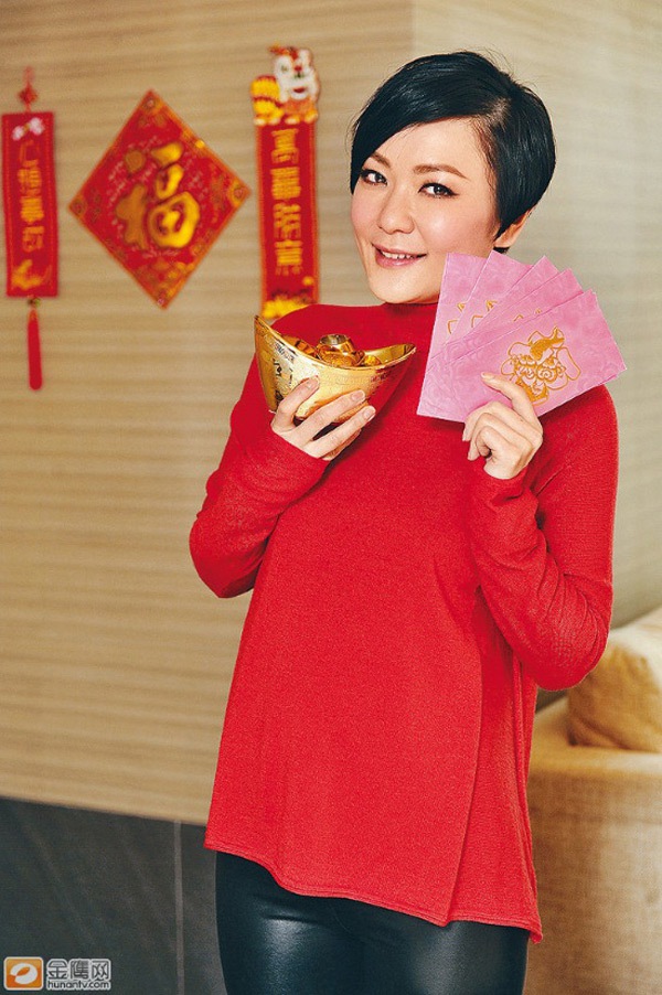 Sao Việt c&ugrave;ng sao Hoa ngữ sung sướng khoe phong bao l&igrave; x&igrave; 32