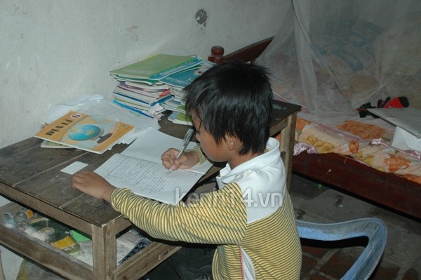 Cậu b&eacute; ngh&egrave;o học giỏi nu&ocirc;i ước mơ chữa bệnh thận cho mẹ 6