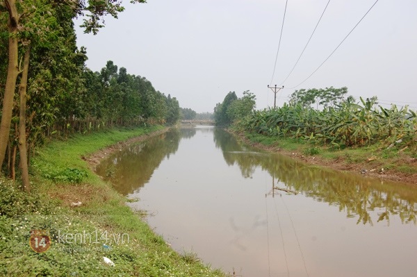 Bàng hoàng mẹ buộc con trai vào bụng nhảy sông tự tử 2