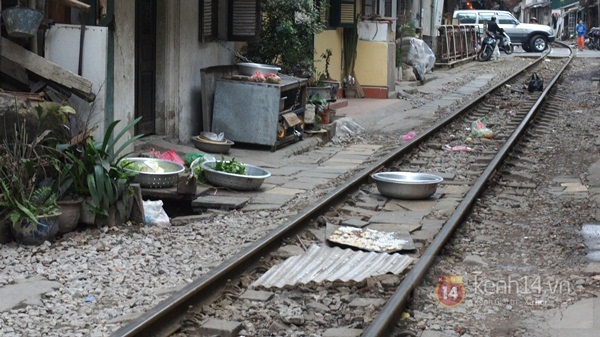 Nơi người dân sống chung với tàu hỏa giữa Hà Nội 4