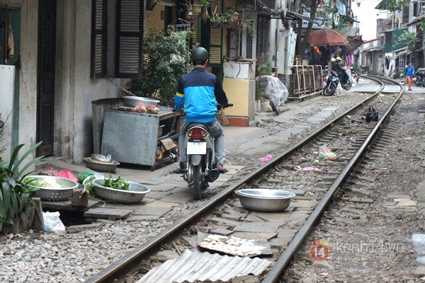 Nơi người dân sống chung với tàu hỏa giữa Hà Nội 13
