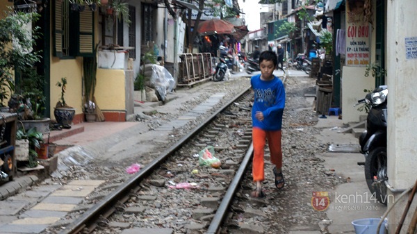 Nơi người dân sống chung với tàu hỏa giữa Hà Nội 15