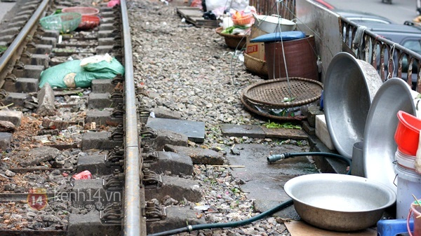 Nơi người d&acirc;n sống chung với t&agrave;u hỏa giữa H&agrave; Nội 6
