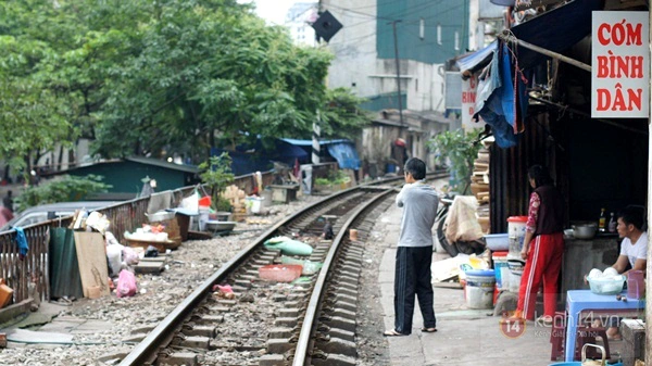 Nơi người dân sống chung với tàu hỏa giữa Hà Nội 10