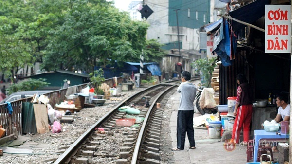 Nơi người d&acirc;n sống chung với t&agrave;u hỏa giữa H&agrave; Nội 10