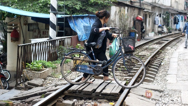 Nơi người dân sống chung với tàu hỏa giữa Hà Nội 14