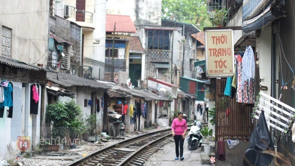 Nơi người dân sống chung với tàu hỏa giữa Hà Nội 11