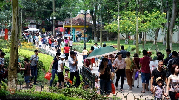 Tấp nập c&aacute;c khu vui chơi tại H&agrave; Nội trong k&igrave; nghỉ lễ 1