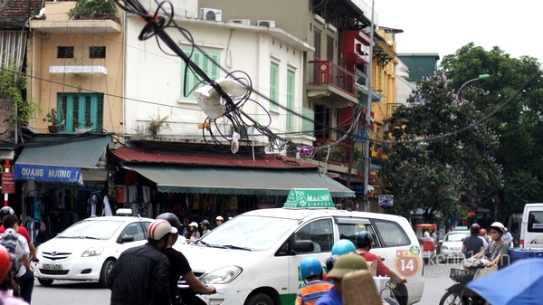 Bó dây điện to sà xuống giữa đường tại phố Cổ Hà Nội 2