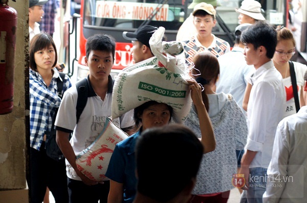 Sinh vi&ecirc;n vất vả mang gạo l&ecirc;n H&agrave; Nội sau k&igrave; nghỉ lễ 6
