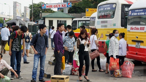 Sinh vi&ecirc;n vất vả mang gạo l&ecirc;n H&agrave; Nội sau k&igrave; nghỉ lễ 11
