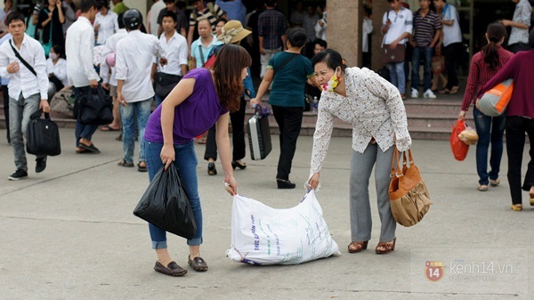 Sinh viên vất vả mang gạo lên Hà Nội sau kì nghỉ lễ 14