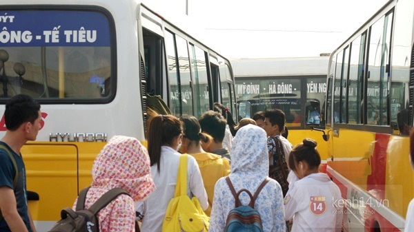 Sinh vi&ecirc;n vất vả mang gạo l&ecirc;n H&agrave; Nội sau k&igrave; nghỉ lễ 15