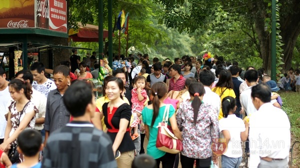 Tấp nập khu vui chơi ng&agrave;y Quốc tế thiếu nhi 13