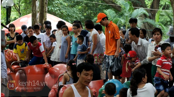 Tấp nập khu vui chơi ng&agrave;y Quốc tế thiếu nhi 11