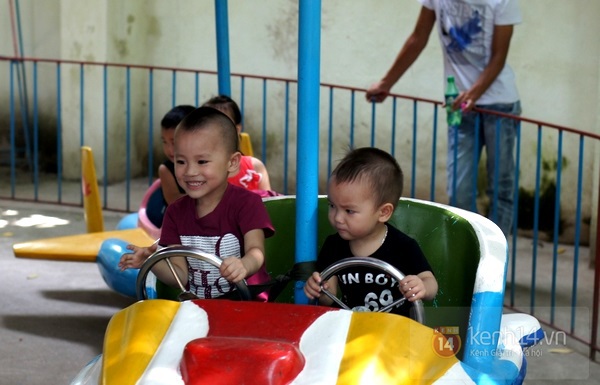 Tấp nập khu vui chơi ng&agrave;y Quốc tế thiếu nhi 12