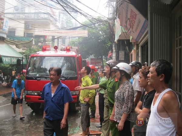 H&agrave; Nội: &ldquo;B&agrave; hỏa&rdquo; đốt qu&aacute;n cơm, người d&acirc;n hoảng loạn 2