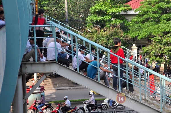 Cụ &ocirc;ng 73 tuổi đưa ch&aacute;u g&aacute;i "kh&ocirc;ng cha, kh&ocirc;ng mẹ" đi thi Đại học 10