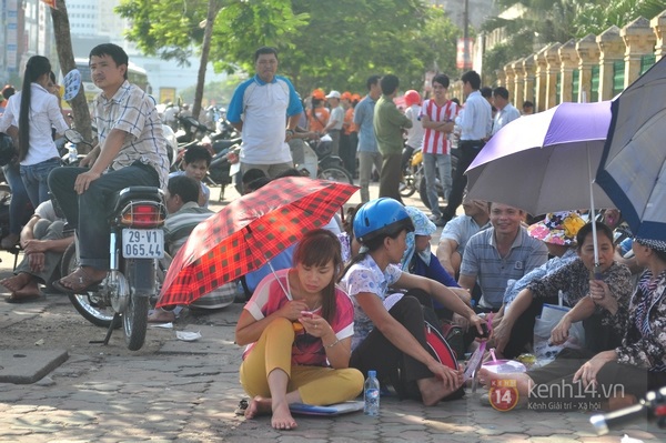 Cụ &ocirc;ng 73 tuổi đưa ch&aacute;u g&aacute;i "kh&ocirc;ng cha, kh&ocirc;ng mẹ" đi thi Đại học 11