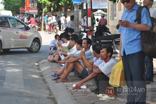 Cụ ông 73 tuổi đưa cháu gái "không cha, không mẹ" đi thi Đại học 12