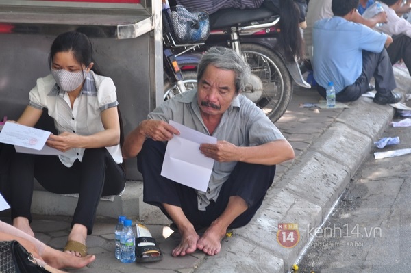 Cụ &ocirc;ng 73 tuổi đưa ch&aacute;u g&aacute;i "kh&ocirc;ng cha, kh&ocirc;ng mẹ" đi thi Đại học 14