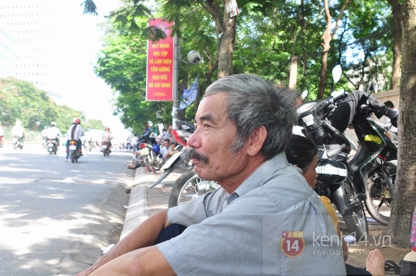 Cụ &ocirc;ng 73 tuổi đưa ch&aacute;u g&aacute;i "kh&ocirc;ng cha, kh&ocirc;ng mẹ" đi thi Đại học 1